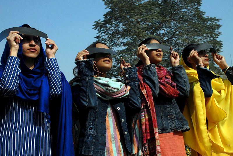 Jóvenes paquistaníes utilizan tiras de radiografías para observar el eclipse solar anular en Multan, Pakistán