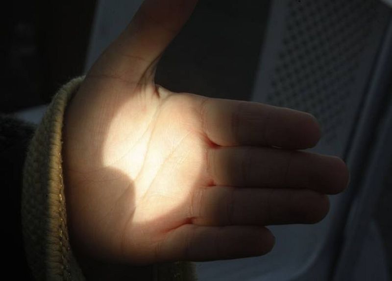 El eclipse reflejado en una mano en Amman.     