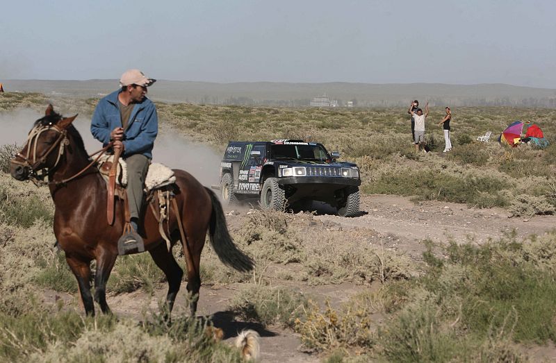 El piloto estadounidense Robby Gordon conduce su Hummer entre San Rafael de Mendoza y Santa Rosa de La Pampa.