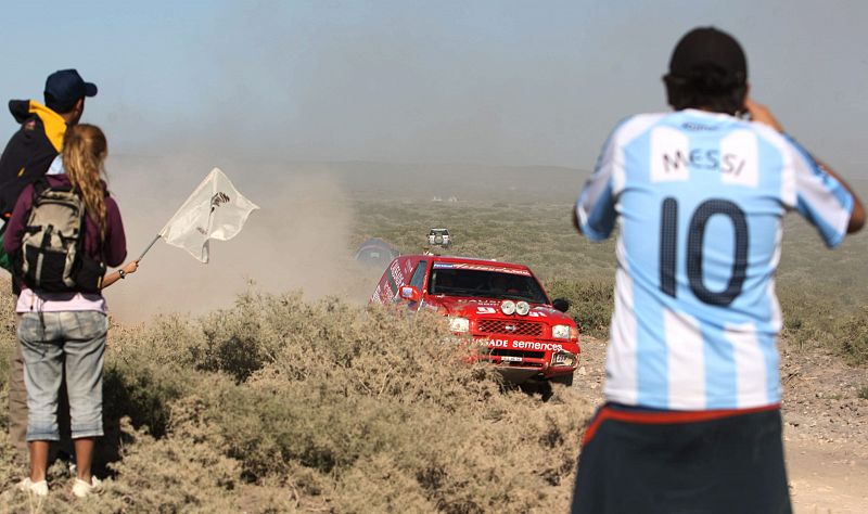 Seguidores observan a los competidores, de nuevo en territorio argentino.