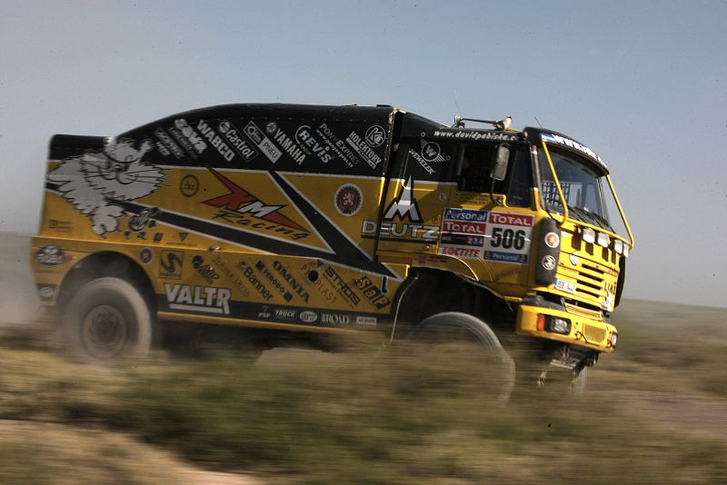 El piloto checo de camión Martin Macik conduce su vehículo.