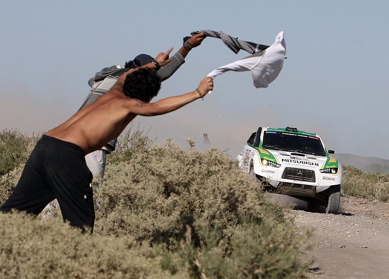 El piloto brasileño Guilherme Spinelli conduce su Mitsubishi.