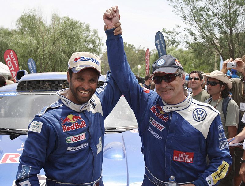 Sainz y Al Attiyah se saludan deportivamente, olvidando las tensiones de las etapas previas.