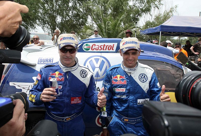 Sainz y Cruz posan para los medios, sonrientes, triunfales.