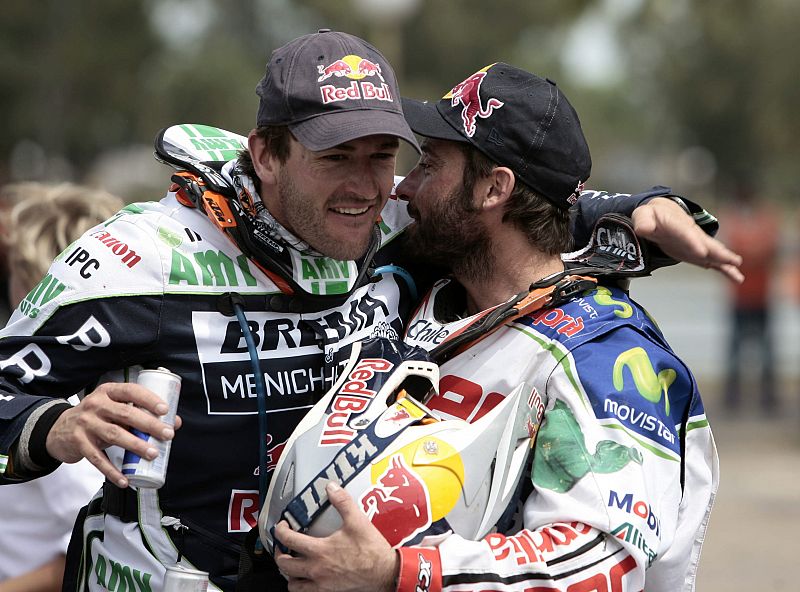 Marc Coma, ganador en 2009, se saluda con el chileno Francisco 'Chaleco' López, tercero en la general de motos.