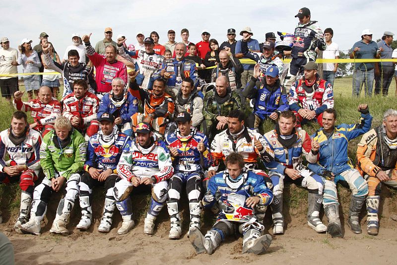 Foto de familia de los participantes de la categoría de motos, de los que llegaron.