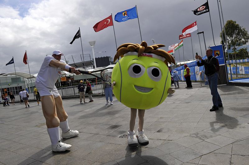 Actores representan un juego de tenis antes del comienzo del Abierto Australiano de Tenis en Melbourne (Australia).