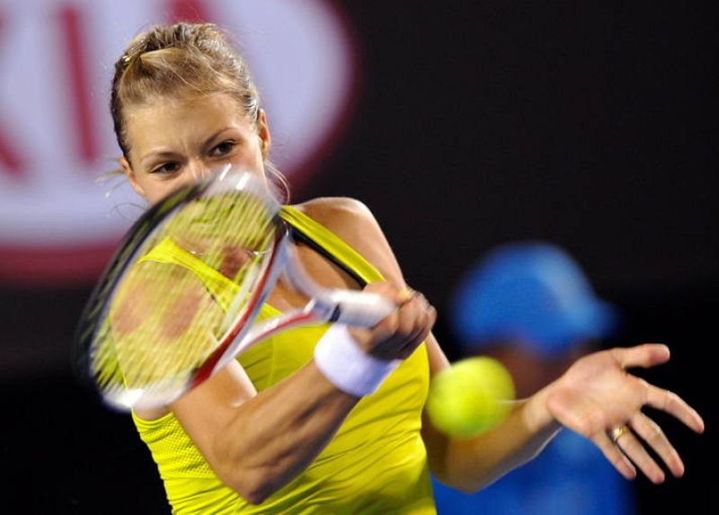 La tenista rusa Maria Kirilenko devuelve la bola a su compatriota Maria Sharapova durante el partido del Abierto de Australia.