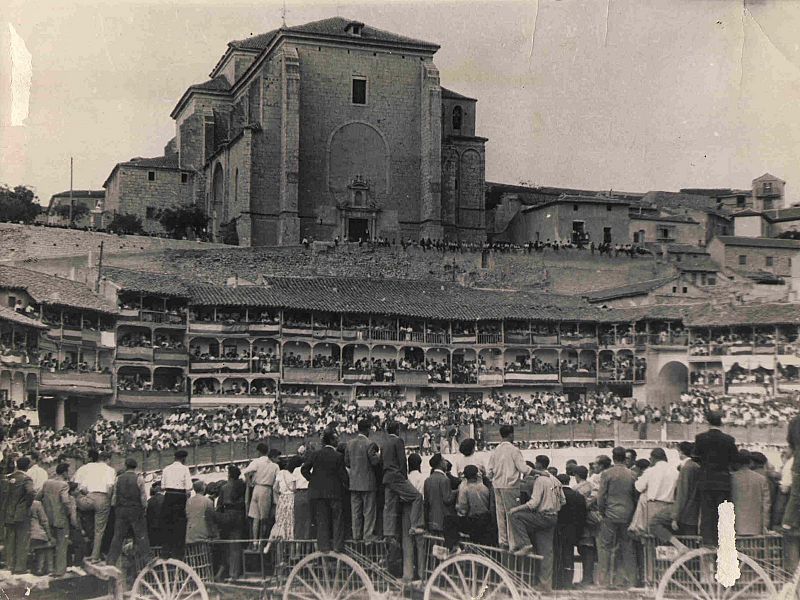 Año 1947. La Plaza Mayor, abarrotada de gente durante una corrida de toros.