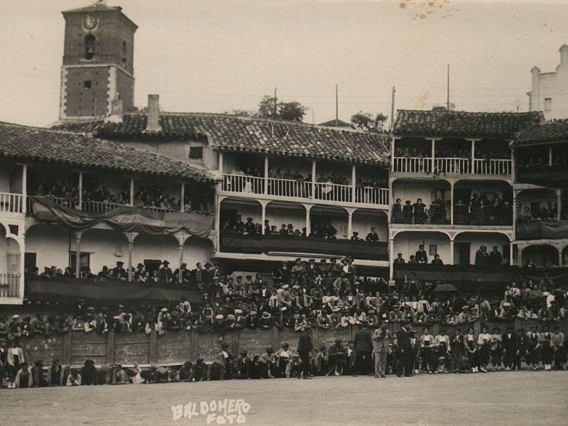 Los balcones y soportales, señal de identidad de la Plaza Mayor de Chinchón.