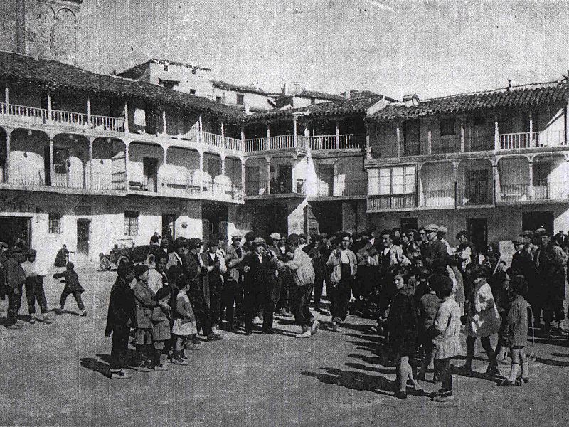 Vecinos reunidos en la plaza de Chinchón.