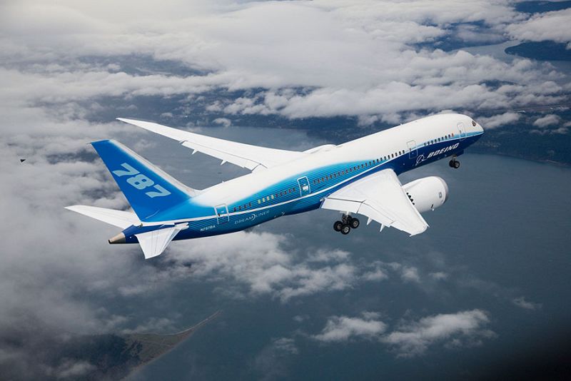 En primer prototipo del B787 en su primer vuelo