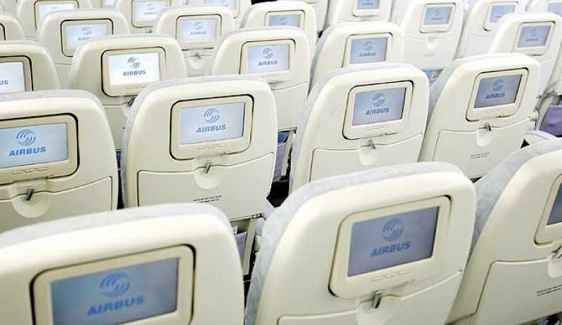 Interior del Airbus A380, el avión de pasajeros más grande del mundo.