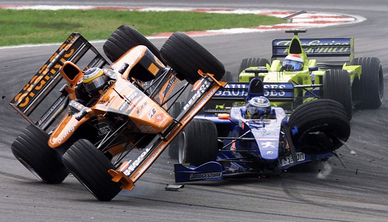 De la Rosa impactando con Nick Heidfeld en Sepang