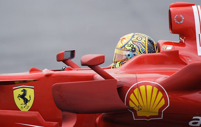 Rossi lució su característico casco en el Ferrari