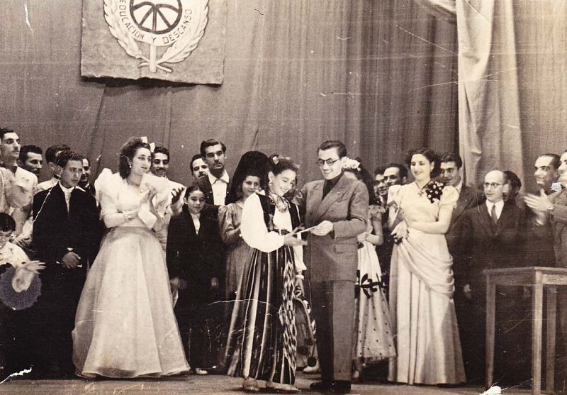 Lola Herrera recogiendo el primer premio del concurso infantil, celebrado en el Teatro Carrión.