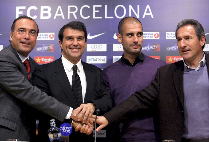 Pep Guardiola junto a la Junta Directiva del Barça después de firmar su renovación