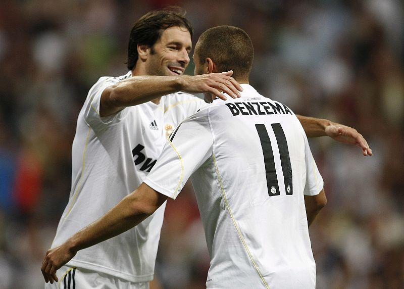 Karim Benzema celebra con Van Nistelrooy después de marcar en liga contra el Jerez.