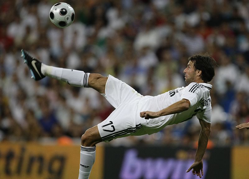 Van Nistelrooy, durante el partido contra el Sporting, encuadrado en el trofeo Santiago Bernabeu.