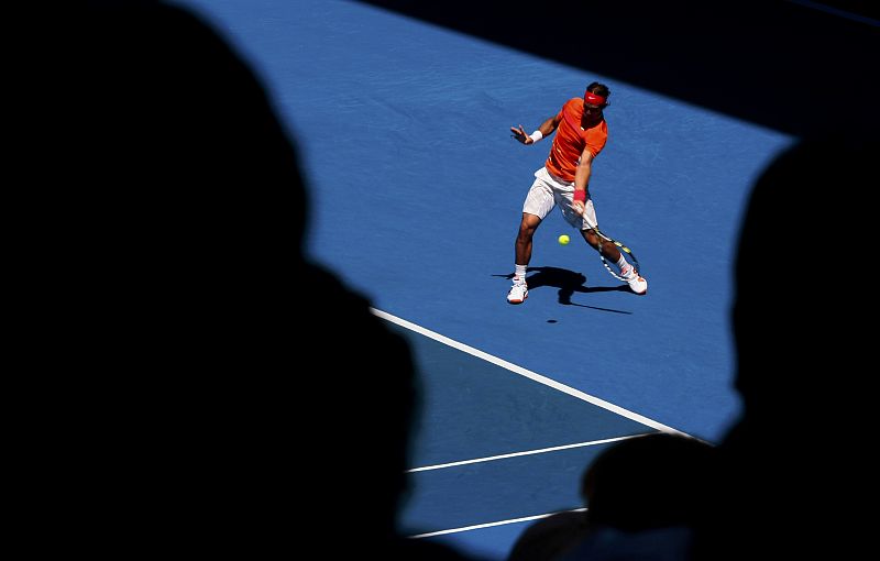 Los espectadores de la pista Rod Laver siguen el partido entre Nadal y Karlovic de octavos de final del Abierto de Australia.