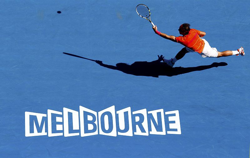 Nadal devuelve un saque de su rival. El 'cañonero' croata endosó 28 saques directos durante el partido, su especialidad.