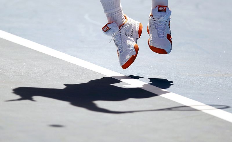 Detalle de las zapatillas de Nadal, en un saque del partido. El mallorquín estuvo más efectivo que el croata con su primer saque (71% frente a 68%)