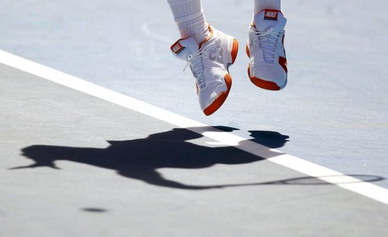 Detalle de las zapatillas de Nadal, en un saque del partido. El mallorquín estuvo más efectivo que el croata con su primer saque (71% frente a 68%)