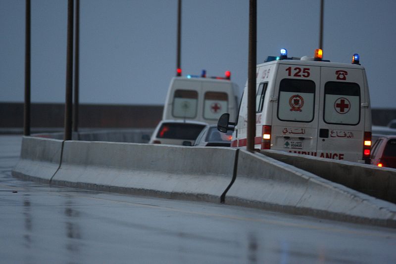 Las ambulancias de la Cruz Roja libanesa abandonan el aeropuerto internacional de Beirut