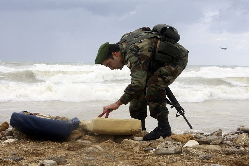 Un soldado libanés examina los restos del avión que ha caído al mar tras despegar de Beirut.