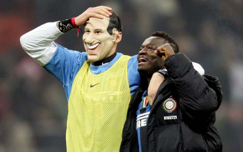 Marco Materazzi con la careta de 'Il Cavaliere'