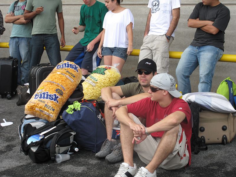 Siete días delante del ordenador da para muchas horas muertas de hambre, así que conviene ir equipado del debido cargamento de ganchitos.