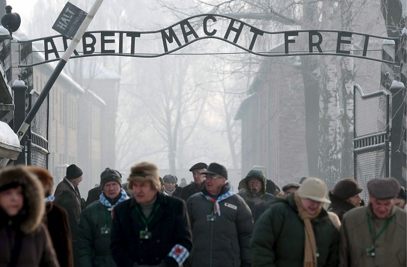 Decenas de personas visitan el campo de exterminio nazi Auschwitz-Birkenau cuando se conemora el 65º aniversario de la liberación del campo de concentración y el Día Mundial de las Víctimas del Holocausto.