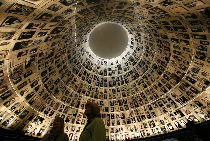 Miles de fotografías recuerdan el horror de los campos de concentración en el Museo del Holacausto en Jerusalén.