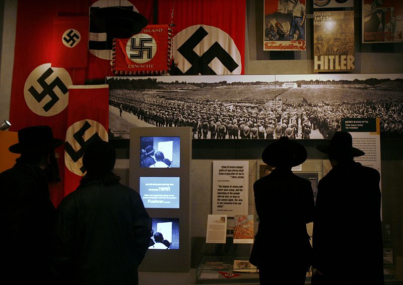 Judíos ultra-ortodoxos visitan el Museo de HIstoria del Holocausto en Jerusalén.