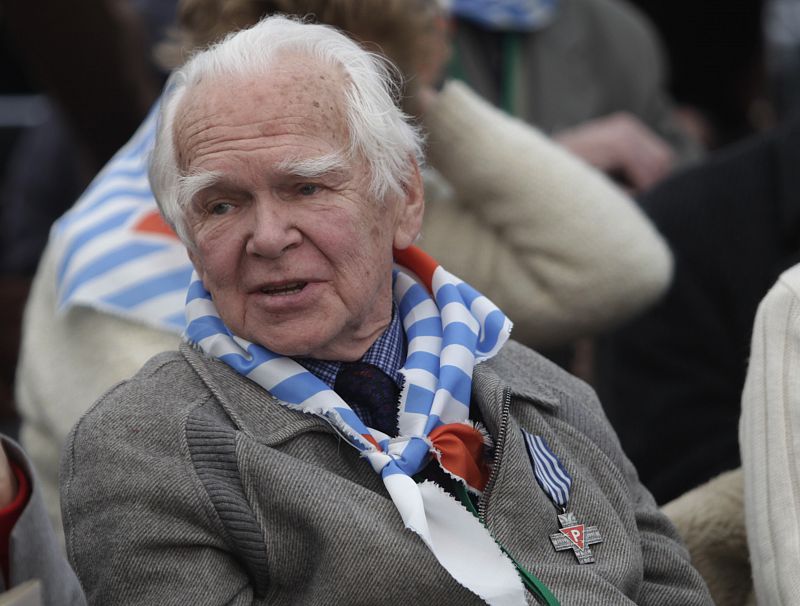 Un superviviente del campo de concentración Auschwitz-Birkenau asiste junto a otros supervivientes a los actos de conmemoración por el 65º aniversario de la liberación del campo de Auschwitz por las tropas soviéticas.