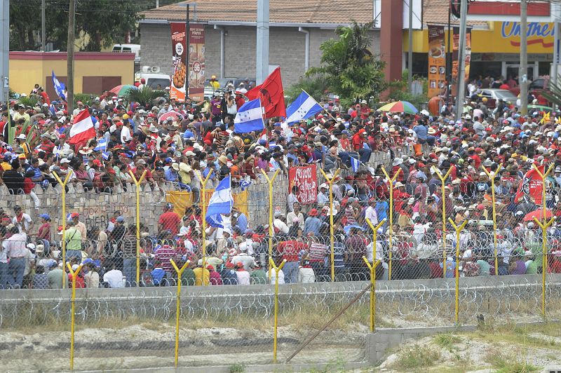 HONDUREÑOS SE PREPARAN PARA LA INVESTIDURA DE LOBO Y LA SALIDA DE ZELAYA