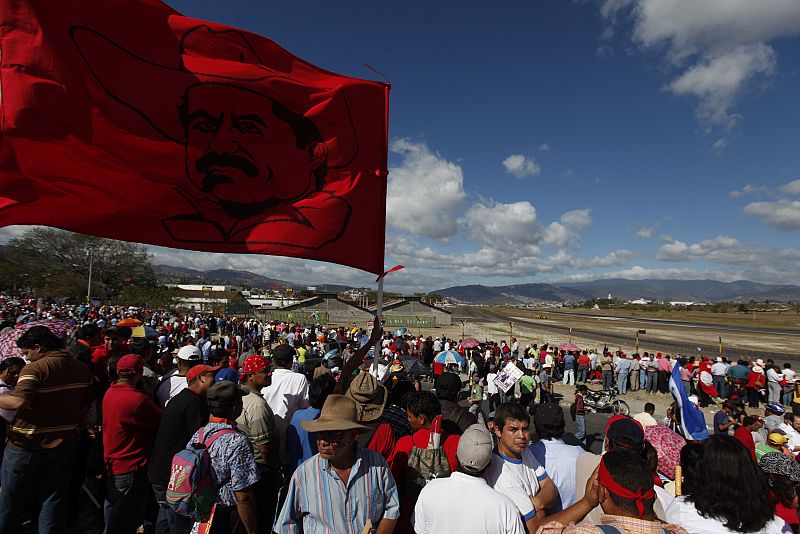Hondureños despiden a Zelaya en el aeropuerto de Tegucigalpa