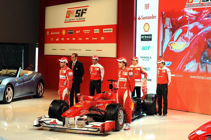 Massa y Alonso posan junto al Ferrari F10 ante los medios de comunicación.