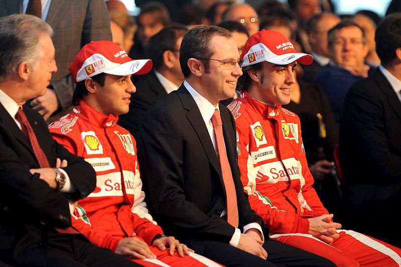 Massa y Alonso presencian, junto a Piero Lardi Ferrari y Stefano Domenicali, la presentación del nuevo F10.