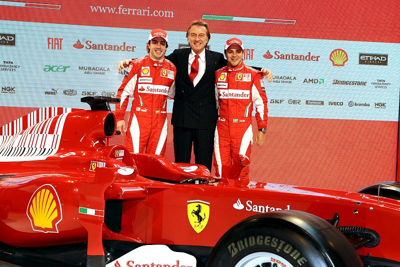 El presidente de Ferrari, Luca di Montezemolo, y sus conductores, el brasileño Felipe Massa y el español Fernando Alonso.