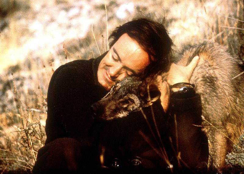 Félix Rodríguez abraza a un lobo