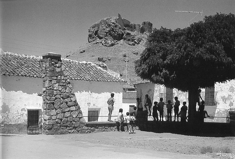 Niños jugando en una de las plazas de Montiel.