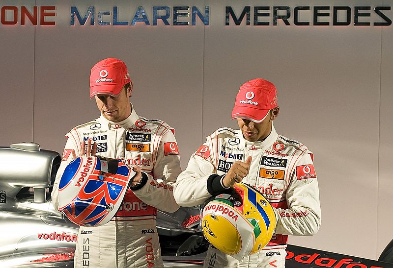 Button y Hamilton pulen sus cascos