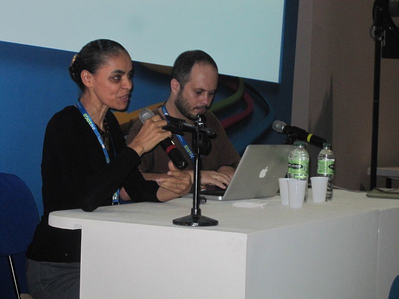 La candidata a la Presidencia de Brasil, Manuela Silva, estuvo departiendo durante la quinta jornada con los campuseros y reconoció sus lagunas digitales.