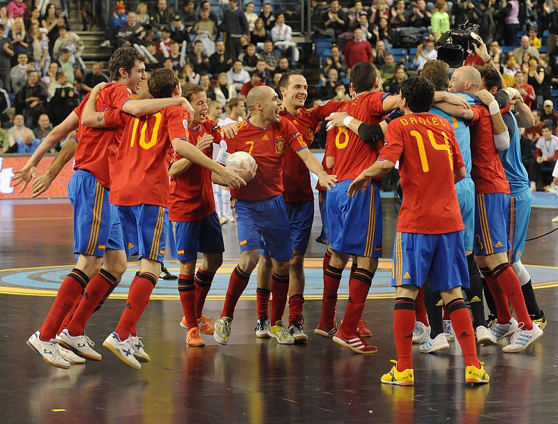 Los jugadores de España celebran su 5º Europeo