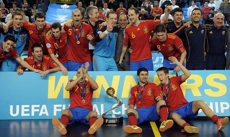 Los jugadores españoles celebran con el trofeo la obtención del título