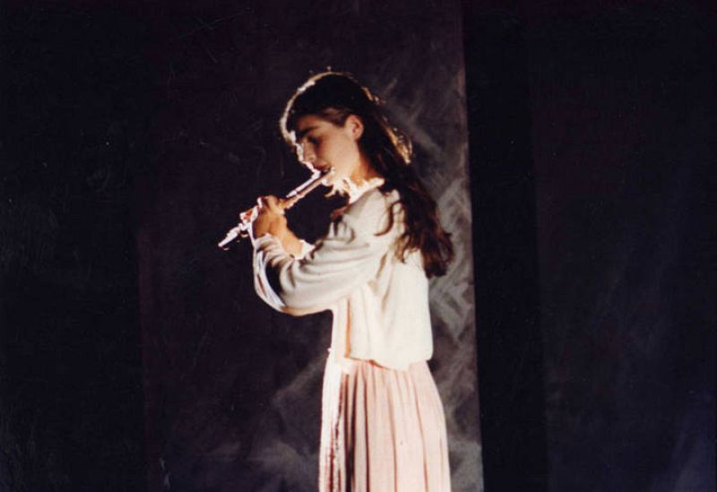 Comenzó a tocar la flauta traversar siendo muy pequeña, como se puede ver esta fotografía.