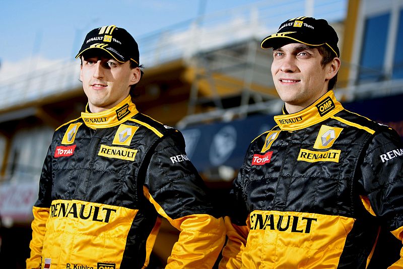 Los pilotos del equipo Renault F1, el polaco Robert Kubica (i) y el ruso Vitaly Petrov