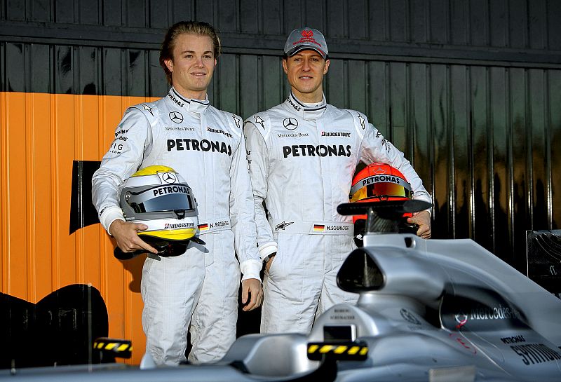 Los pilotos de Mercedes Michael Schumacher (dcha) y Nico Rosberg