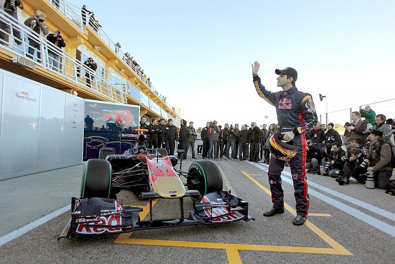 El piloto español de Toro Rosso, Jaime Alguersuari, saluda junto a su monoplaza